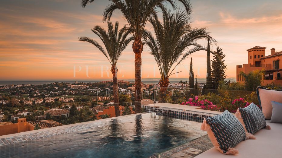 Superbe penthouse en duplex de 3 chambres avec une vue panoramique magnifique situé dans le quartier privilégié de Les Belvederes, Nueva Andalucía.