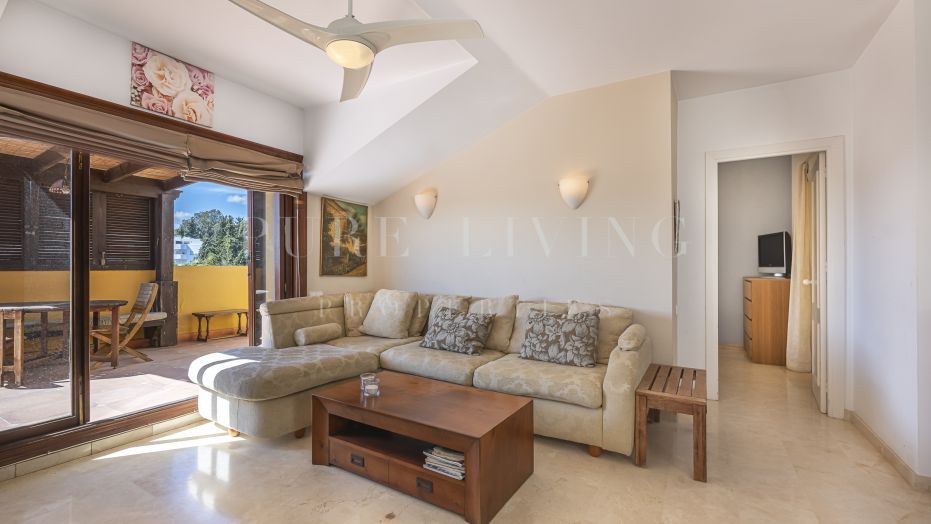 Charmant penthouse de deux chambres avec vue sur la mer, situé dans le prestigieux quartier de La Carolina, sur le Golden Mile de Marbella.