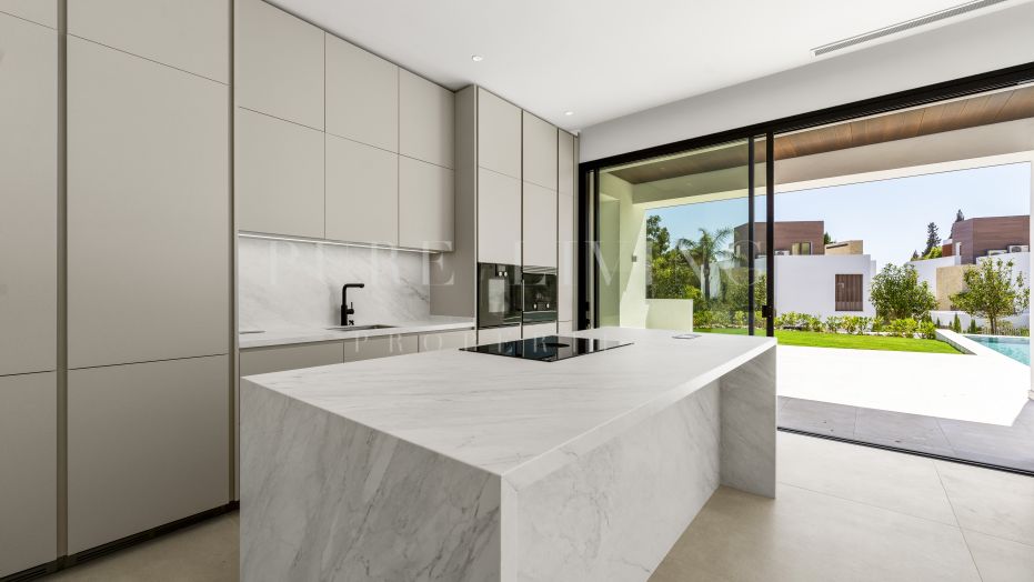Cette villa moderne de quatre chambres est nichée dans une luxueuse communauté fermée de Marbella.