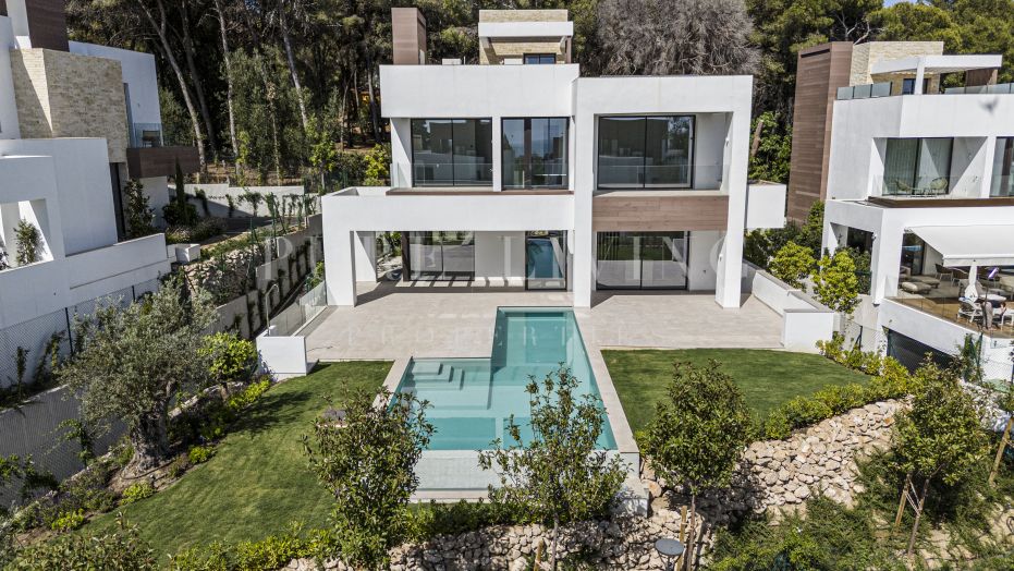 Een moderne villa met vier slaapkamers ligt in een luxe omheinde wijk in Marbella.