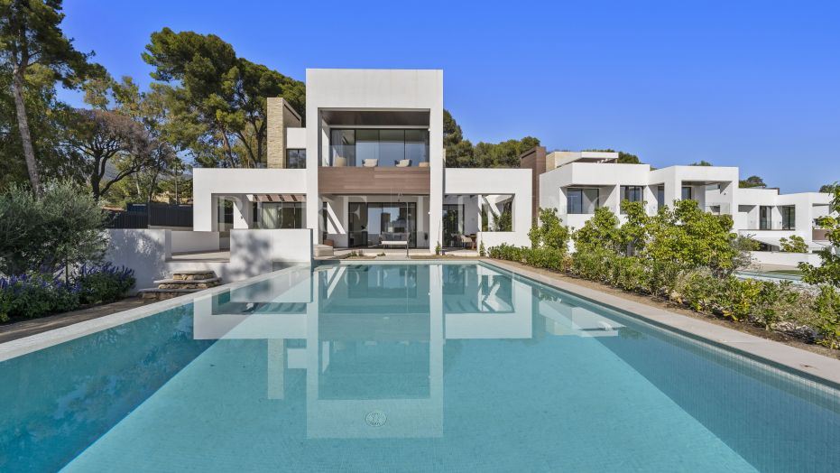 A brand new modern four bedroom villa on Marbella's prestigious Golden Mile