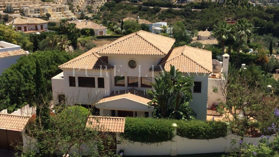 Excepcional villa de 5 dormitorios con vistas al mar y a la montaña situada en la prestigiosa, Los Flamingos