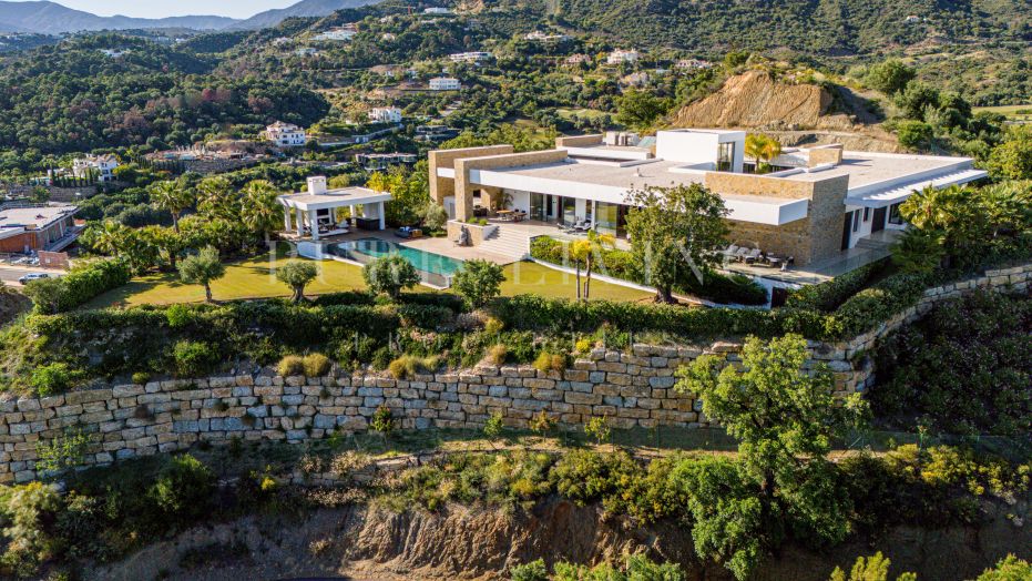 Unique et tout à fait sublime, cette demeure se dresse au sommet de sa colline, surplombant le littoral méditerranéen.