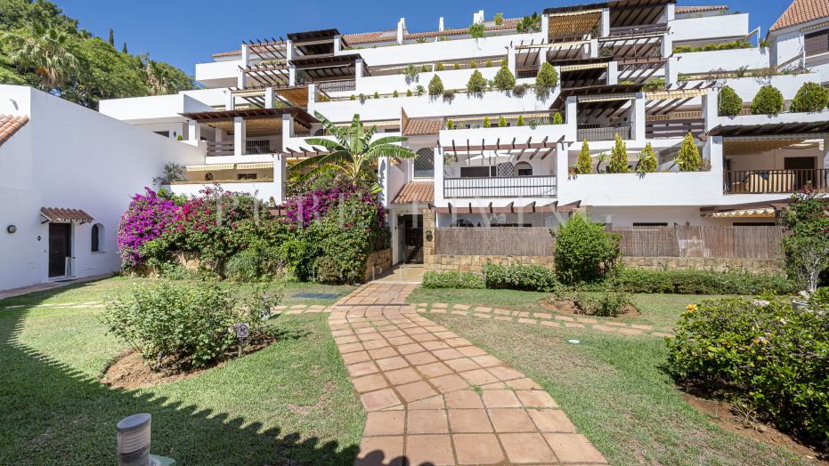 Penthouse rénové de trois chambres en duplex avec une vue imprenable sur la mer, situé dans l'emplacement privilégié de Lomas de Marbella Club.