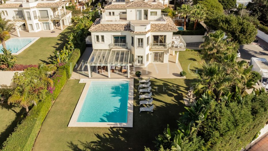 Casa en primera línea de playa en venta en Las Chapas, Marbella Este