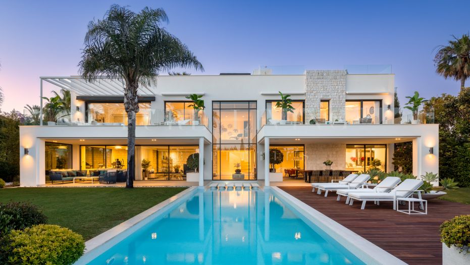 Premiada villa moderna diseñada magistralmente por el renombrado arquitecto Carlos Lamas, en Marbesa, Marbella Este