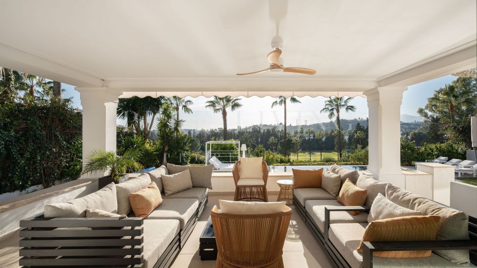 Een gerenoveerde villa aan de frontlinie, gelegen binnen het prestigieuze Los Naranjos Golf.