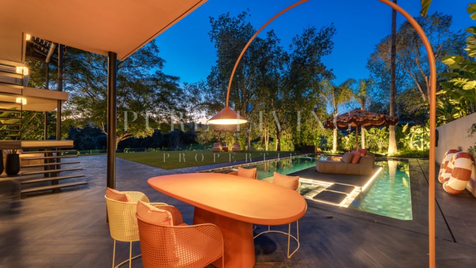 Moderne 4-Slaapkamer Golf-Front Woning met Prachtige Buitenruimtes