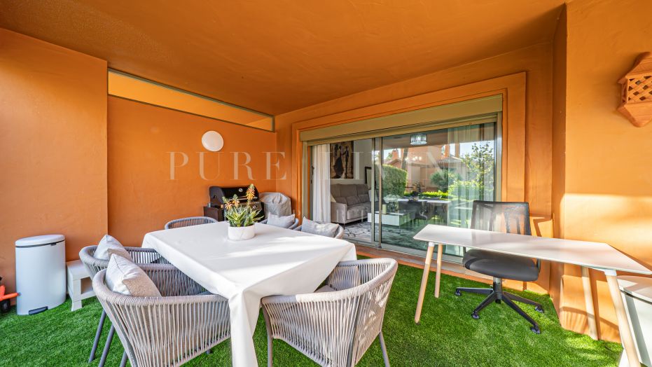 Apartamento reformado en planta baja de 2 dormitorios con jardín privado - Benatalaya, Estepona