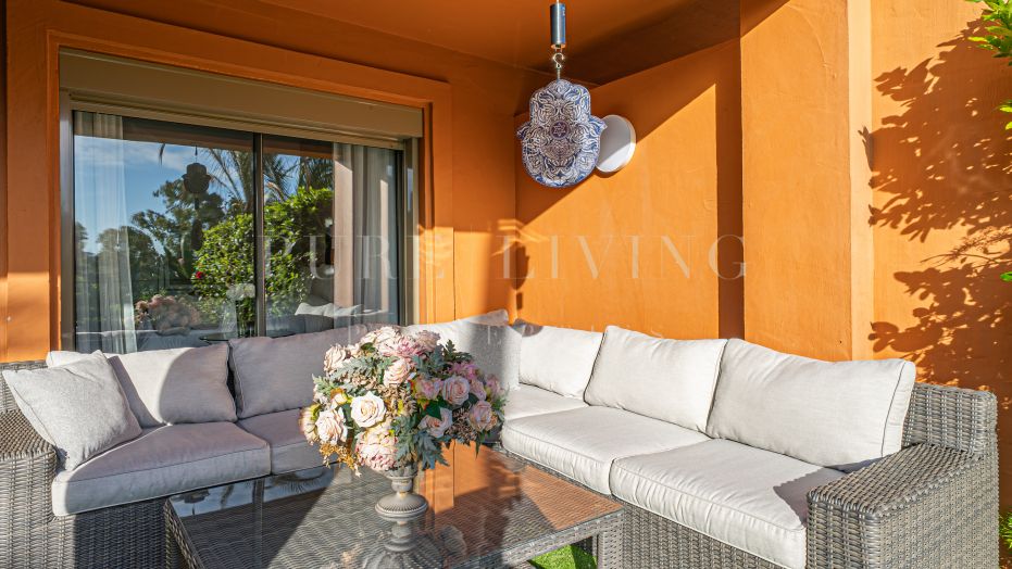 Apartamento reformado en planta baja de 2 dormitorios con jardín privado - Benatalaya, Estepona