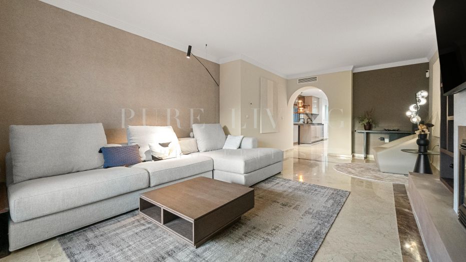 Superbe appartement design avec vue sur les montagnes, situé dans le quartier privilégié de Balcones de Puente Romano