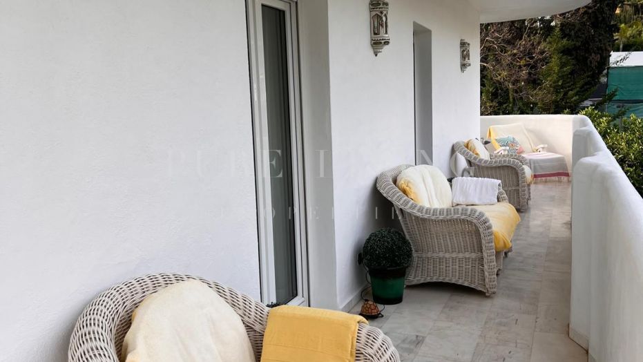 Excellent appartement de quatre chambres à coucher avec deux terrasses spacieuses, idéalement situé sur le Golden Mile de Marbella.