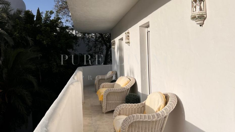 Excellent appartement de quatre chambres à coucher avec deux terrasses spacieuses, idéalement situé sur le Golden Mile de Marbella.