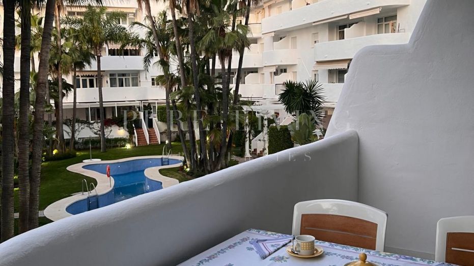 Excellent appartement de quatre chambres à coucher avec deux terrasses spacieuses, idéalement situé sur le Golden Mile de Marbella.