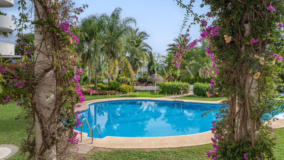 Excelente apartamento de cuatro dormitorios con dos amplias terrazas, idealmente situado en una ubicación privilegiada en la Milla de Oro de Marbella.