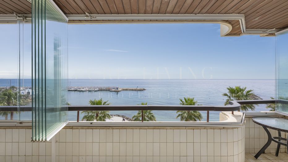 Appartement très spacieux en bord de mer avec des vues panoramiques spectaculaires.