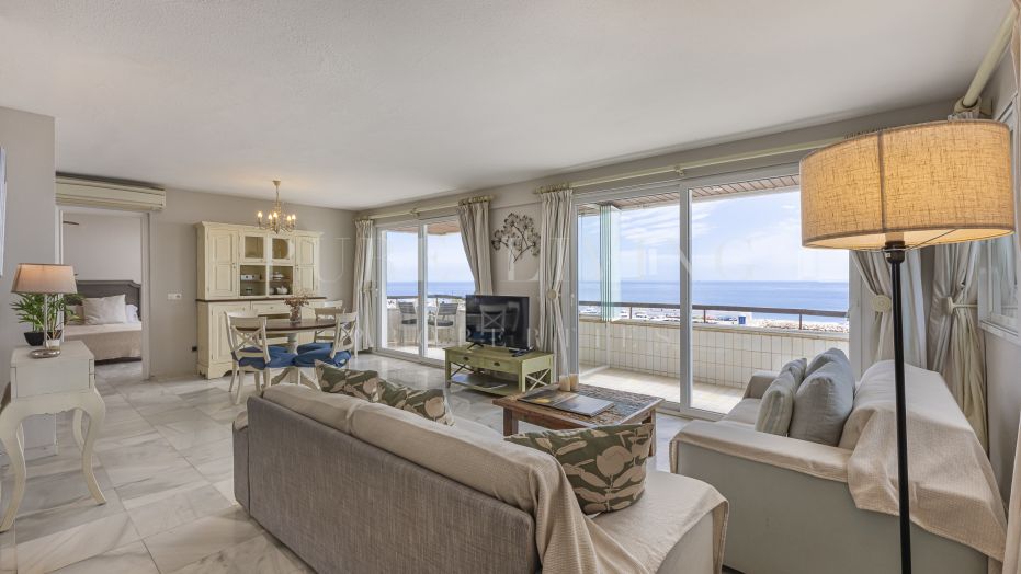 Appartement très spacieux en bord de mer avec des vues panoramiques spectaculaires.