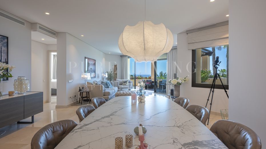 Elégant penthouse de 2 chambres avec une vue exceptionnelle sur la mer, situé dans le prestigieux Mansion Club sur le Golden Mile de Marbella.