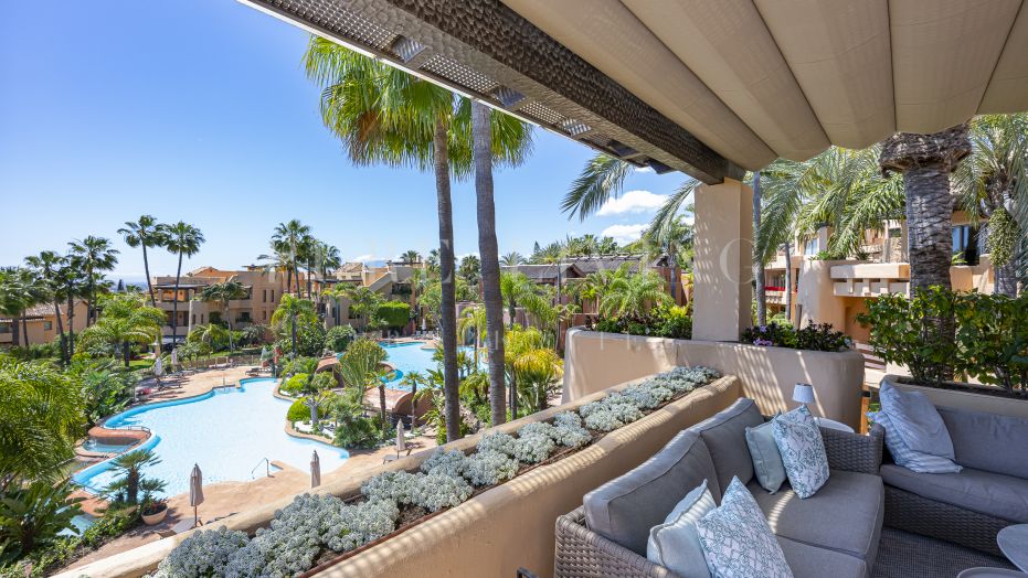 Elégant penthouse de 2 chambres avec une vue exceptionnelle sur la mer, situé dans le prestigieux Mansion Club sur le Golden Mile de Marbella.