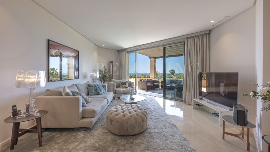 Elégant penthouse de 2 chambres avec une vue exceptionnelle sur la mer, situé dans le prestigieux Mansion Club sur le Golden Mile de Marbella.