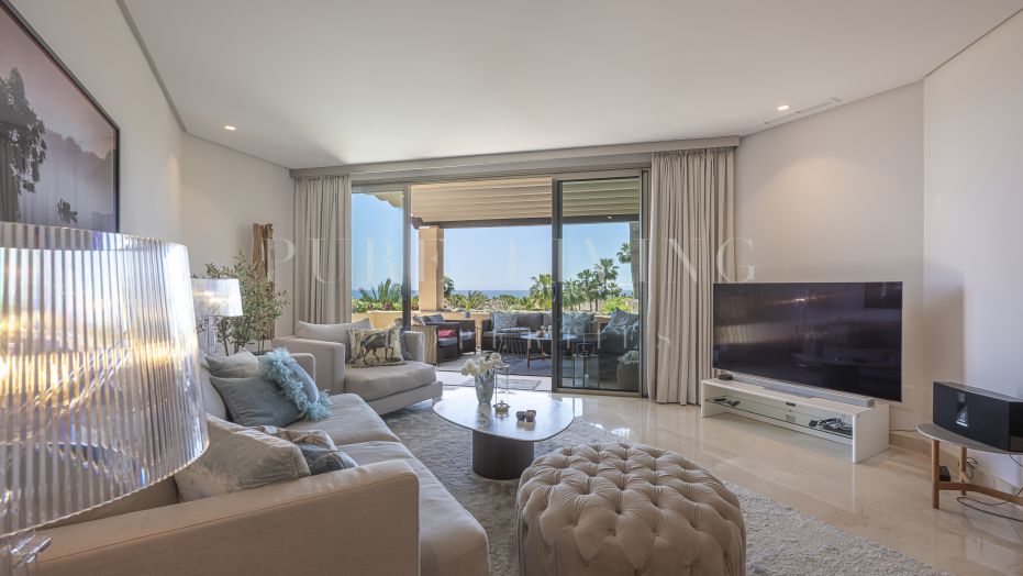 Elégant penthouse de 2 chambres avec une vue exceptionnelle sur la mer, situé dans le prestigieux Mansion Club sur le Golden Mile de Marbella.