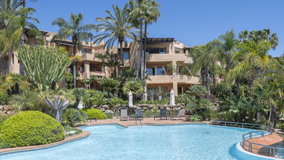 Elegant 2 bedroom penthouse with outstanding sea views, located in the prestigious Mansion Club on Marbella's Golden Mile