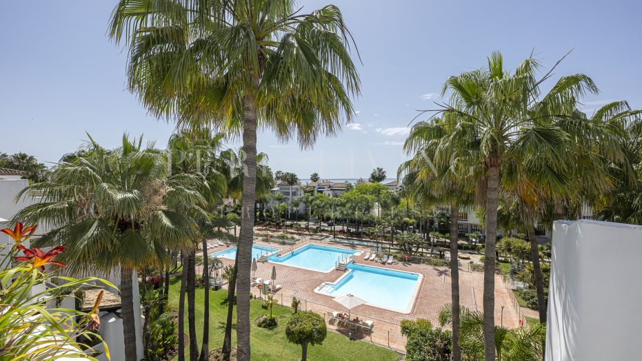 Duplex Penthouse with Private Rooftop and Pool in Puente Romano