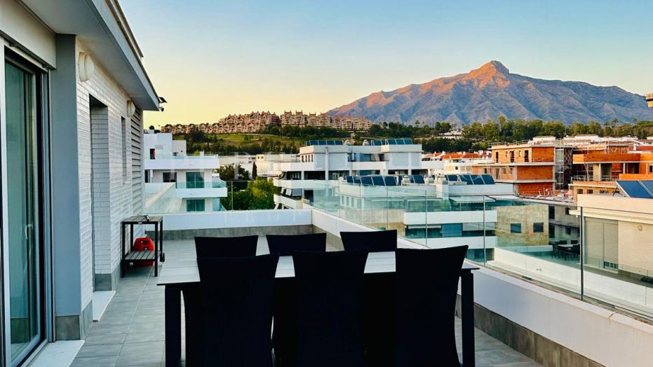 Stunning 3-bedroom penthouse with incredible sea and mountain views in the prime, Nueva Andalucía