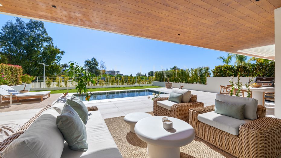 Duplex en planta baja con piscina privada en la Milla de Oro de Marbella