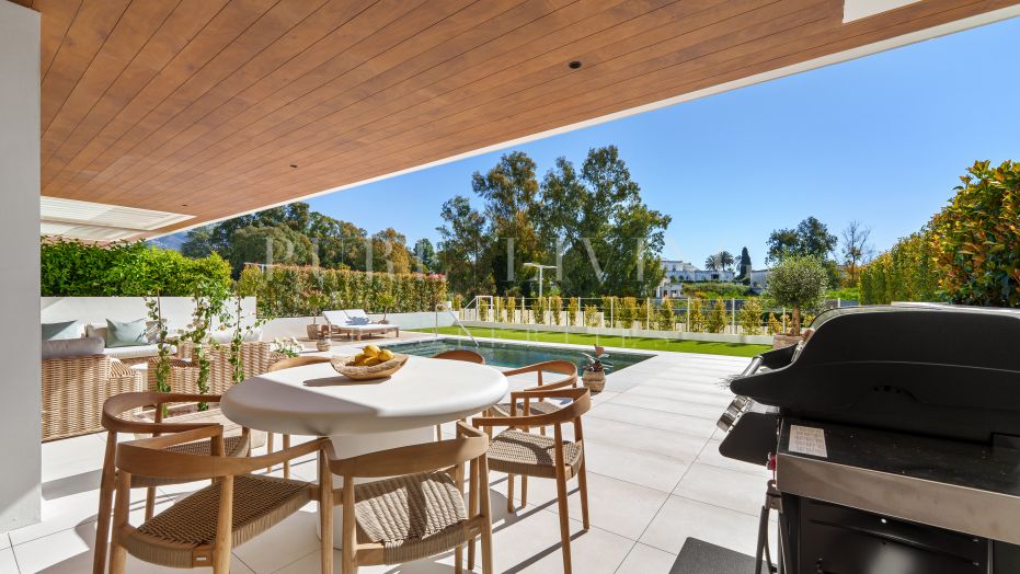 Duplex en planta baja con piscina privada en la Milla de Oro de Marbella