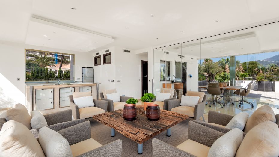 Amplia villa familiar en Nueva Andalucía con espacios dedicados al ocio, trabajo y entretenimiento