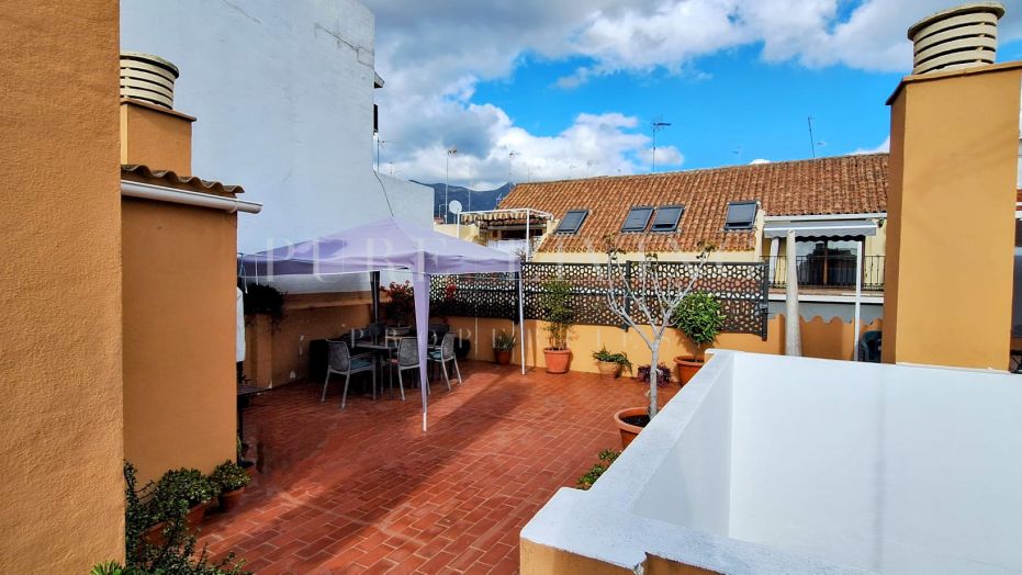 Charming 3 bedroom apartment with urban and mountain views in the prime location, Casco Antiguo