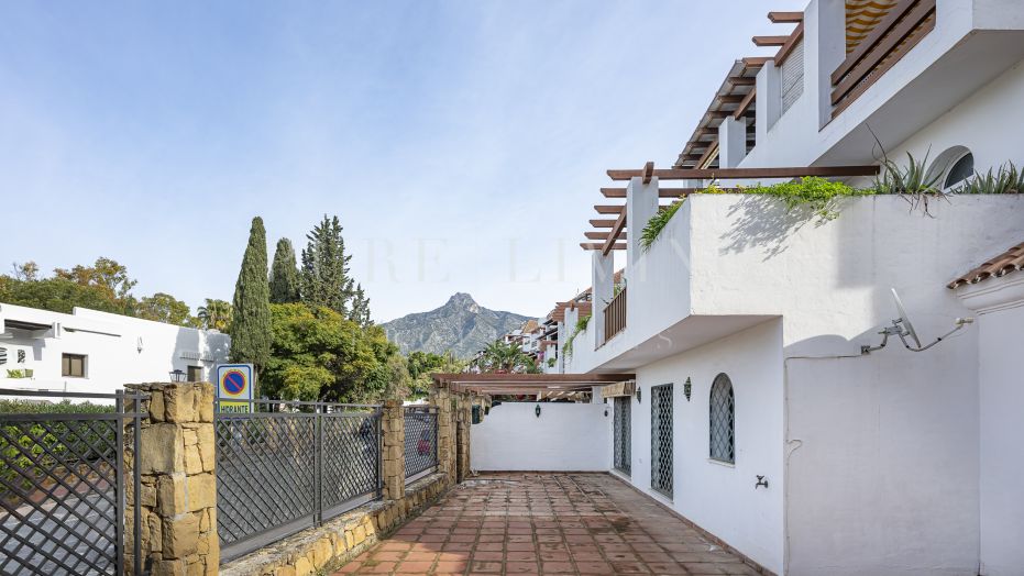 Precioso apartamento de 3 dormitorios en planta baja situado en la comunidad bien establecida Coto Real II, Marbella Milla de Oro