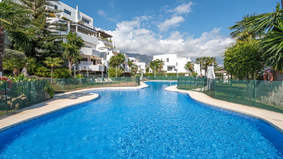 Luminoso adosado triplex con vistas al mar en la Milla de Oro de Marbella