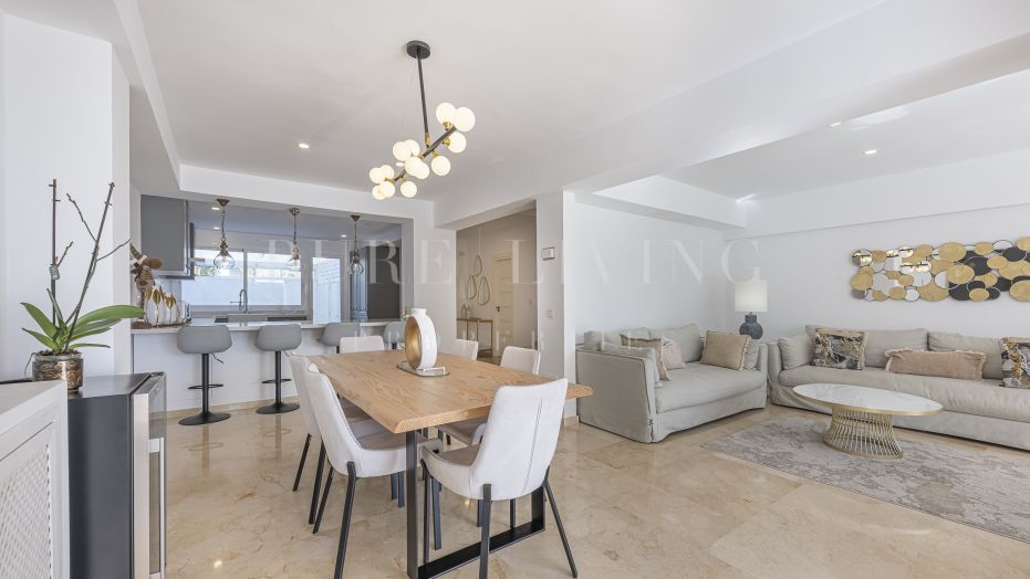 Lumineuse maison de ville en triplex avec vue sur la mer à Marbella Golden Mile