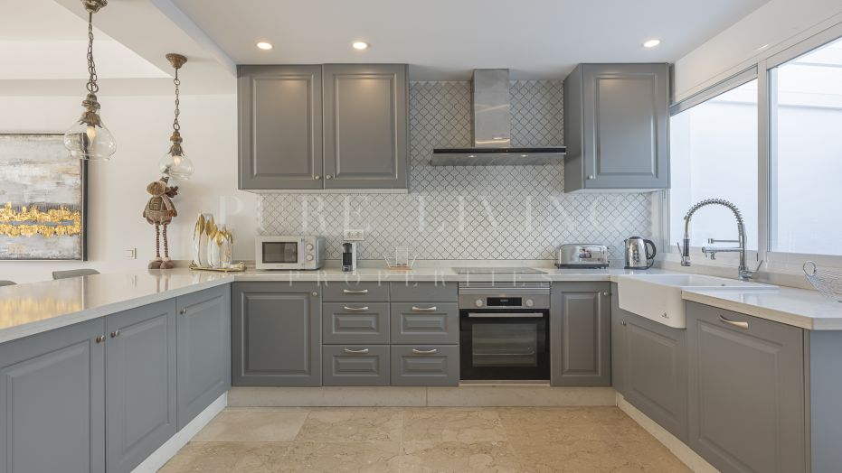 Lumineuse maison de ville en triplex avec vue sur la mer à Marbella Golden Mile