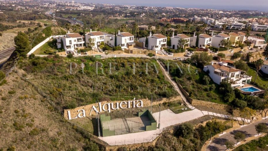 Exceptional frontline golf plot with a license and project, offering stunning sea views. Located in the prestigious La Alquería Golf area, Benahavís