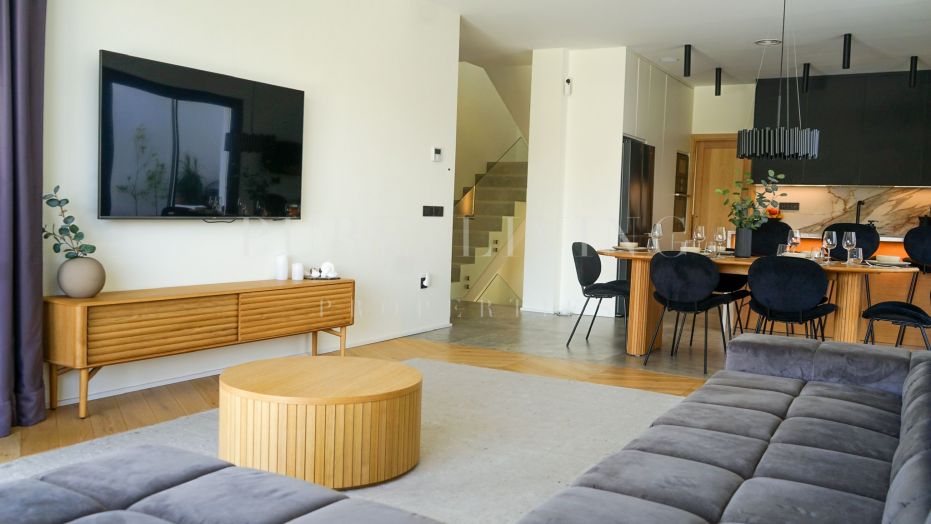 Modern halfvrijstaand huis met vijf slaapkamers en panoramisch uitzicht in La Alquería, Benahavís