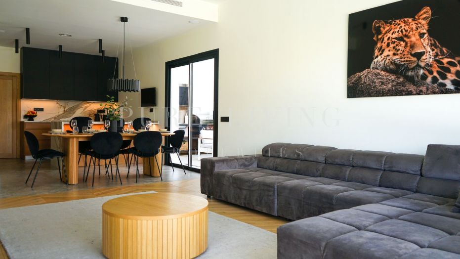 Modern halfvrijstaand huis met vijf slaapkamers en panoramisch uitzicht in La Alquería, Benahavís