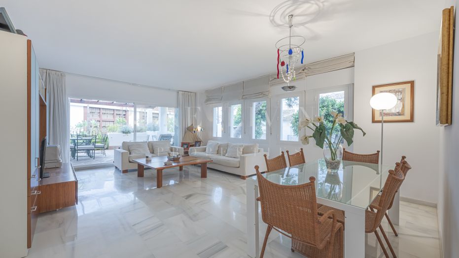 Appartement met 4 slaapkamers en uitzicht op het zwembad, op een steenworp afstand van het strand