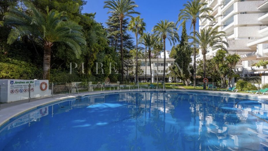 Stunning 2 bedroom apartment located in the prestigious Jardines del Mar, on Marbella's Golden Mile