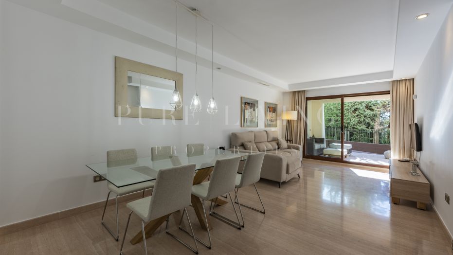 Appartement de luxe au rez-de-chaussée de Medina de Banús, Nueva Andalucía, avec vue sur la piscine et le jardin