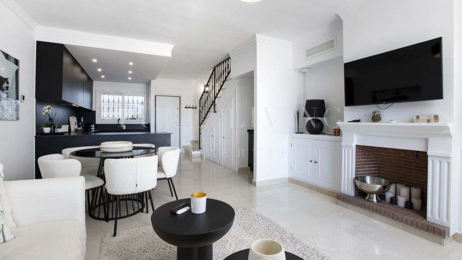 Duplex penthouse met zeezicht in Nueva Andalucía