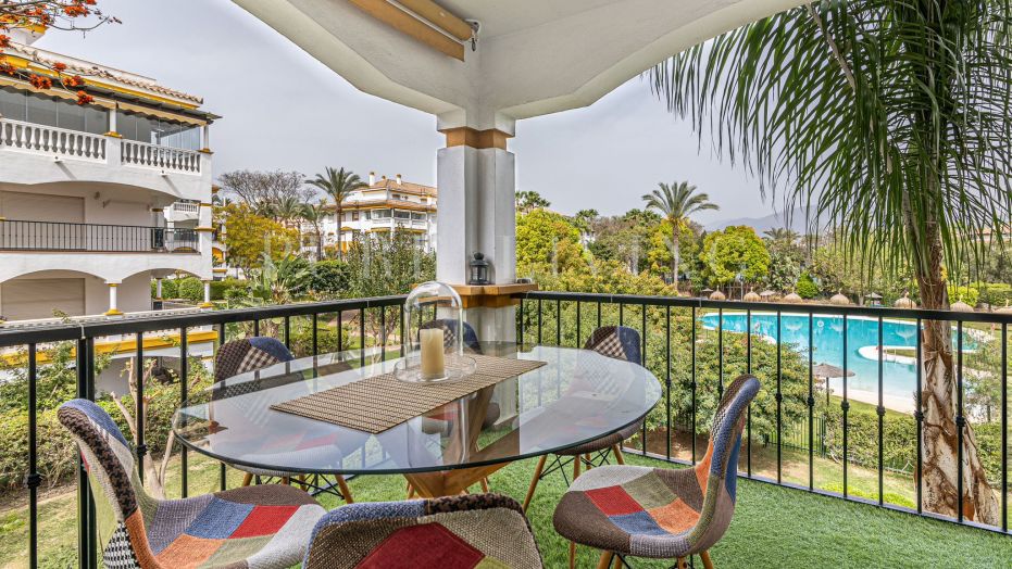 Exceptional four bedroom apartment near the beach, located in a sought-after area of Nueva Andalucía