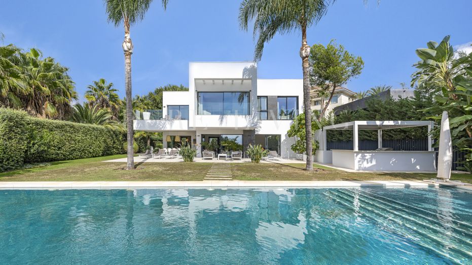 Moderne villa met vier slaapkamers en uitzicht op zee in het hart van Nagueles