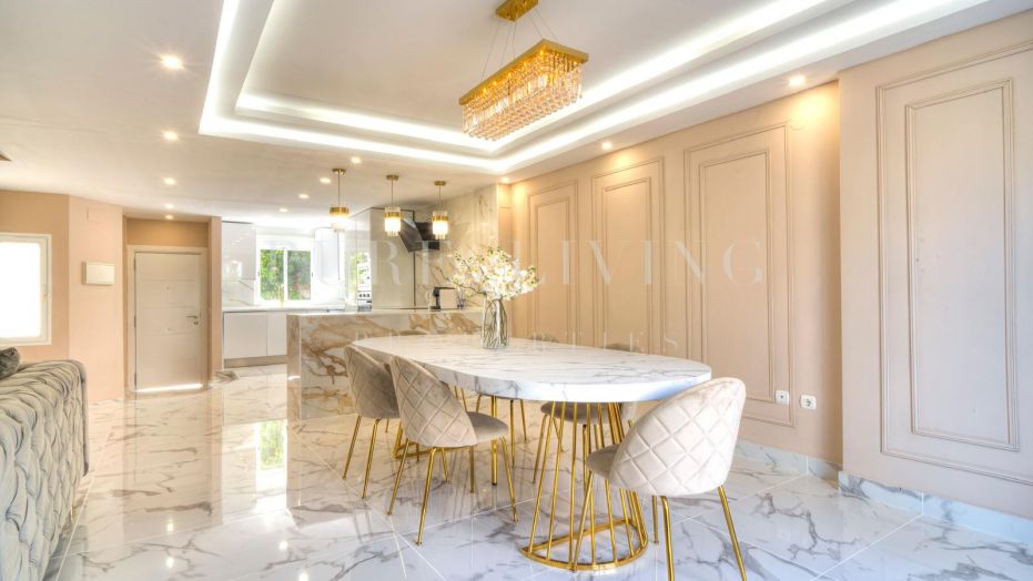 Superbe maison jumelée de quatre chambres à coucher dans le prestigieux quartier de Los Naranjos de Marbella.