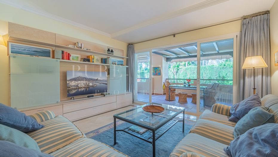 Apartamento en alquiler larga temporada de dos dormitorios en una exclusiva comunidad en El Virrey de Nagueles.