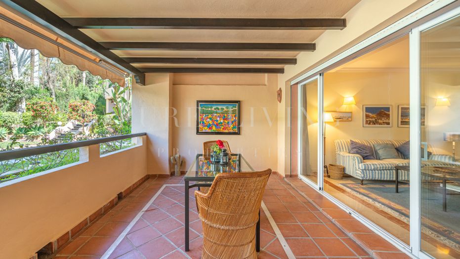 Apartamento en alquiler larga temporada de dos dormitorios en una exclusiva comunidad en El Virrey de Nagueles.