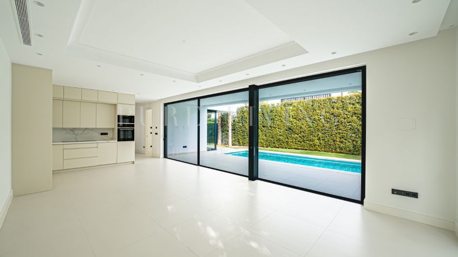 Nouvelle villa en bord de mer à vendre sur la Golden Mile de Marbella.