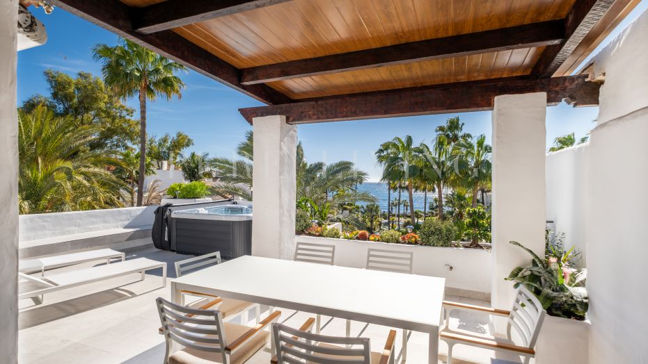 Exclusivo Ático Dúplex en Primera Línea de Playa con Vistas Panorámicas al Mar en Ventura del Mar, Puerto Banus.